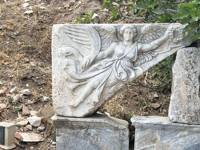 トルコ4日目 エフェソス遺跡 ハドリヤヌス神殿 ケルスス図書館 大劇場を見学しました 丸世井