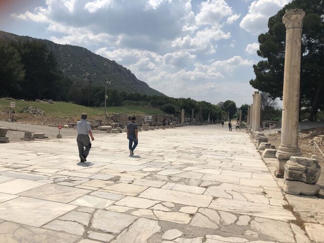 トルコ4日目 エフェソス遺跡 ハドリヤヌス神殿 ケルスス図書館 大劇場を見学しました 丸世井