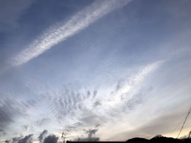 1月26日飛行機雲が綺麗です 丸世井