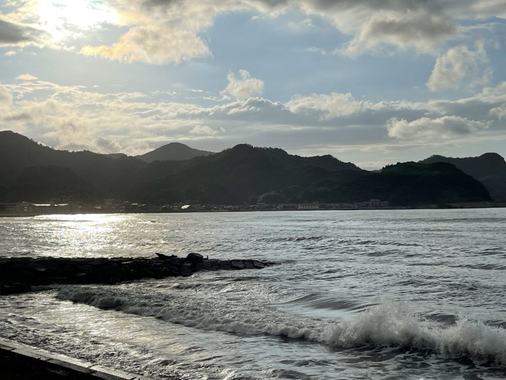 2023.8.17. 今日の香住湾は曇り空です。台風の影響で川から流木が海に